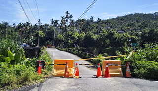 嘉義中埔忠全橋基座掏空橋面彎曲  全線封閉禁通行