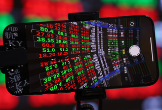 中小股傳產賣壓　台股25215點震盪收漲連4日飆新高