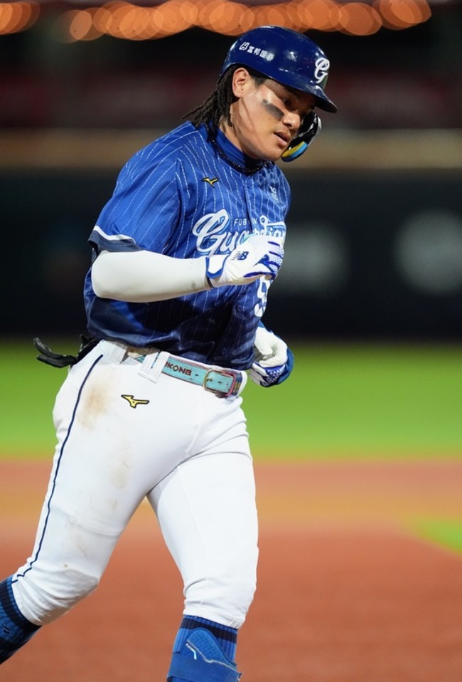 張育成首場對決徐若熙就開轟　祝福趕快離開旅外 | 華視新聞