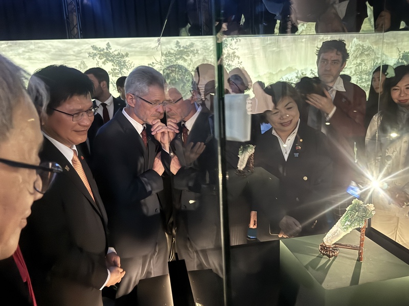 故宮國寶首登歐洲  台捷政要欣賞「翠玉白菜」