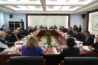 英商貿大臣訪中　關切中國企業支援俄軍工業