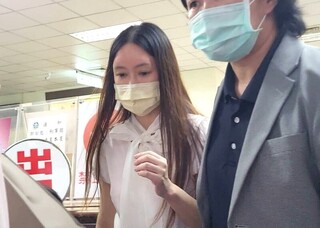 陳怡君涉貪交保100萬元　個案手機監控離開法院