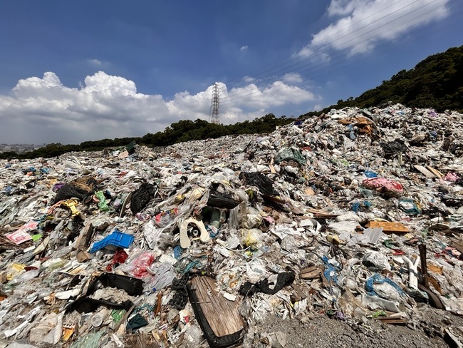 大里掩埋場垃圾驚人　中市府：焚化爐歲修後可去化 | 華視新聞