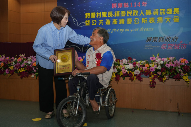 屏東特優村里長  下廍里長身障不設限獲表揚 | 華視新聞