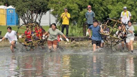 2025林內搶水節 學生們扛「籠仔笱」泥田奔跑