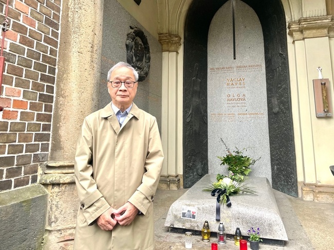 李遠赴捷克前總統哈維爾墓園致意  感念堅守人權 | 華視新聞