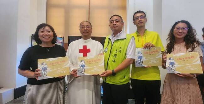 澎湖大鬍子醫生何義士故事繪本發表  捐血贈書傳愛 | 華視新聞