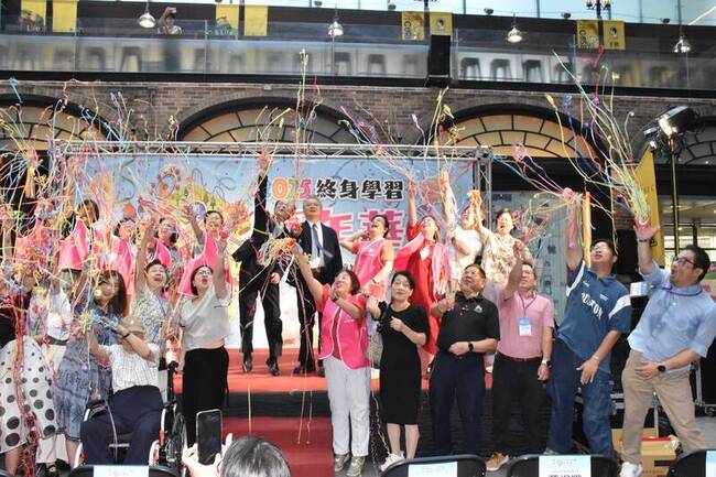 教育基金會嘉年華登場　21互動攤位與親子工作坊 | 華視新聞