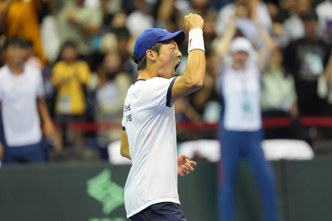 曾俊欣奪台維斯盃主場首勝　助台灣首日扳平挪威 | 華視新聞