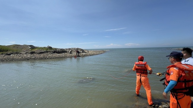 台中大安溪沙洲釣客受困  海巡即時救援平安脫困 | 華視新聞