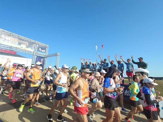 馬祖唯一星光馬拉松　600跑者東莒燈塔下鳴槍起跑 | 華視新聞