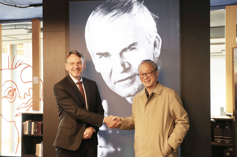 文化部長李遠見證台捷文學駐村交流