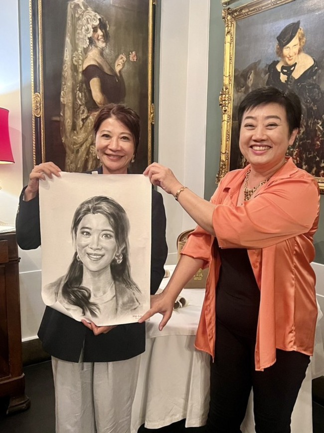 立委團赴歐拚外交    旅義台僑化身粉絲送肖像畫 | 華視新聞