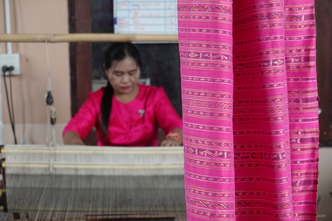 泰國絲綢鄉黎逸府　家戶分工供應鏈相互依存盼永續 | 華視新聞