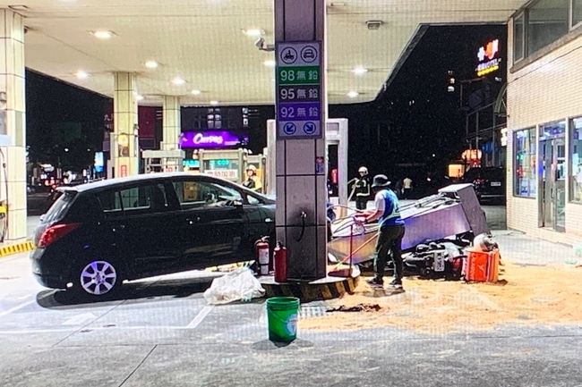男駕車爆衝撞倒桃園加油站加油機　騎士遭壓受傷 | 華視新聞