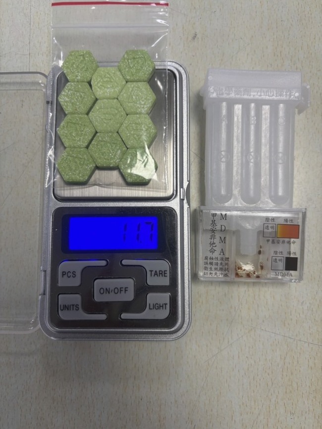 男子開車逆向自撞路燈　高雄鳳山警查獲喪屍煙彈 | 華視新聞