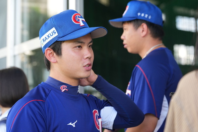 王星翰換角色再披國家隊球衣  U18世界盃助台灣後勤 | 華視新聞