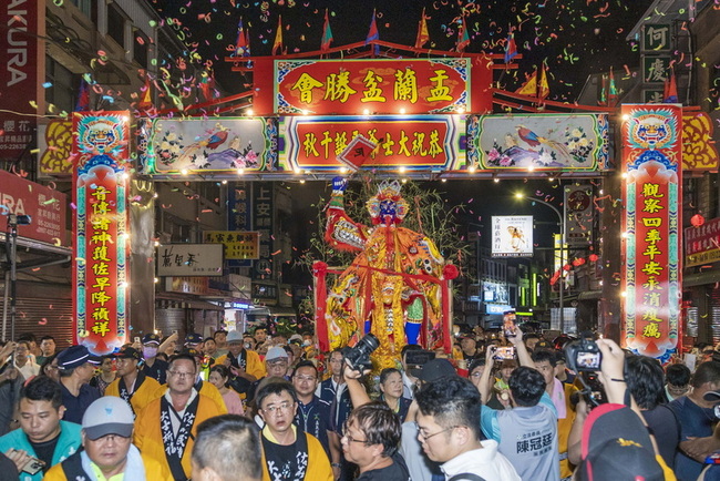 嘉義民雄紙糊大士爺火化升天  萬人祈求平安祛災厄 | 華視新聞