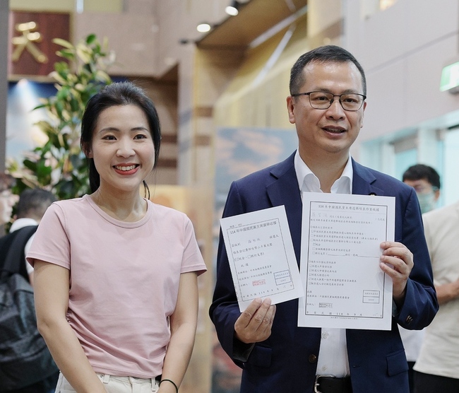 國民黨主席選舉　鄭麗文羅智強完成領表 | 華視新聞