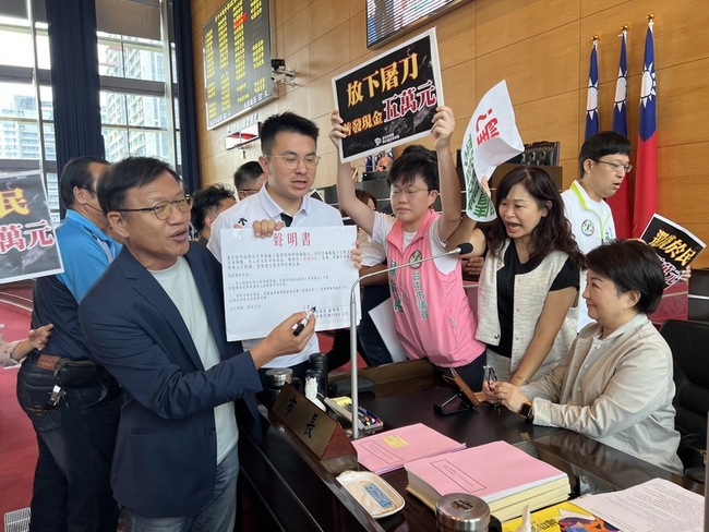 民進黨團要求普發5萬元　盧秀燕：排擠其他預算 | 華視新聞