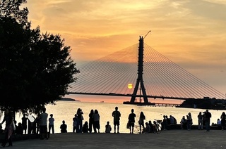 淡江大橋將合龍　網友揪拍橋體缺口殘影夕照美圖