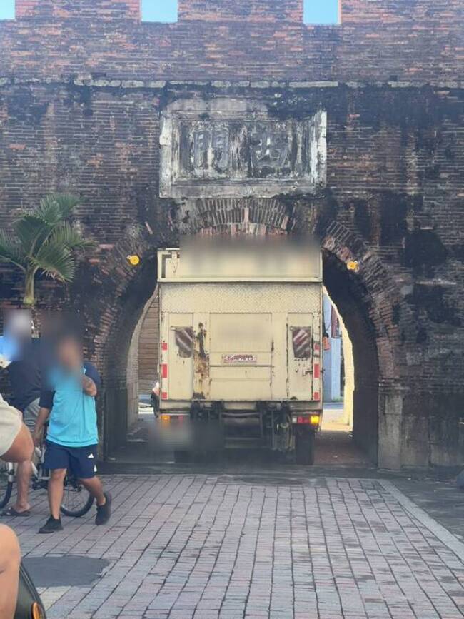 小貨車過高卡恆春西門　古蹟屢遭損將禁四輪車 | 華視新聞