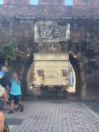 小貨車過高卡恆春西門　古蹟屢遭損將禁四輪車