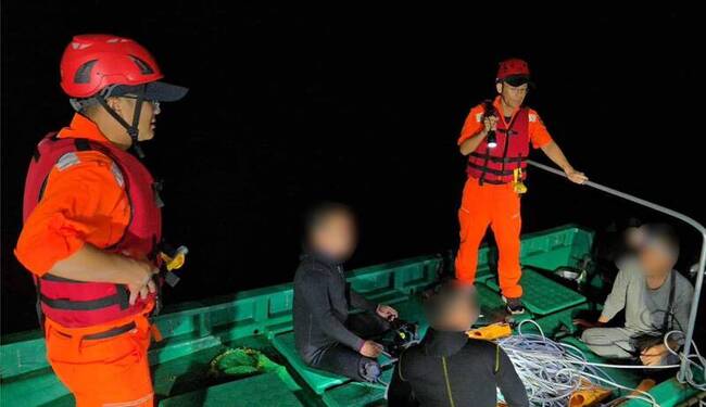 中國漁船越界東沙水域涉濫捕　海巡驅離及查扣小舟 | 華視新聞