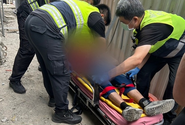 新北鶯歌工安意外　男遭掉落鷹架鐵桿插入頭部送醫 | 華視新聞