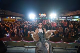 李千娜夜市舉辦簽唱會　笑喊唱到又餓又渴