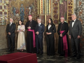 捷克國寶加冕王冠亮相　總統參眾議長共啟寶庫