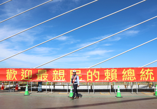 淡江大橋紅布條引討論　公路局：廠商自製已撤