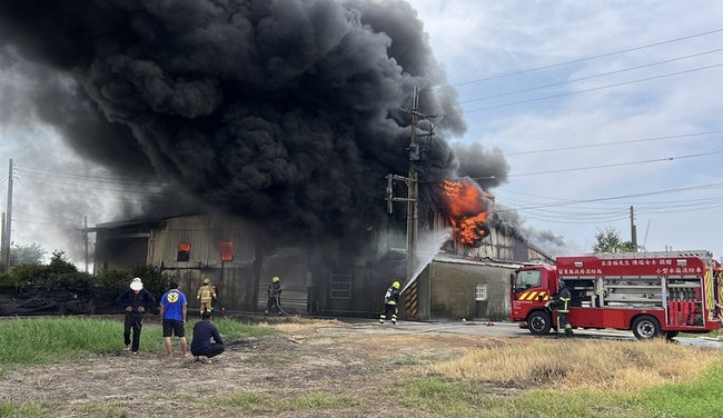 苗縣後龍鐵皮倉庫大火　濃煙竄天無幸人傷 | 華視新聞
