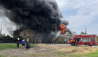 苗縣後龍鐵皮倉庫大火　濃煙竄天無幸人傷