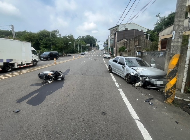 苗市轎車路口連撞2機車  騎士先後彈飛受傷送醫 | 華視新聞