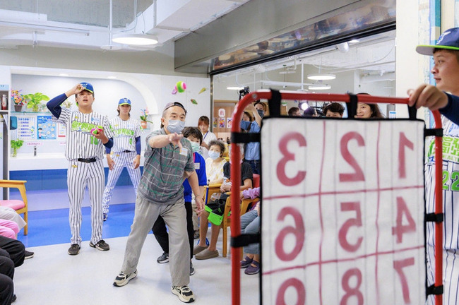 台北興富發棒球隊化身志工　陪伴社照長者重拾活力 | 華視新聞