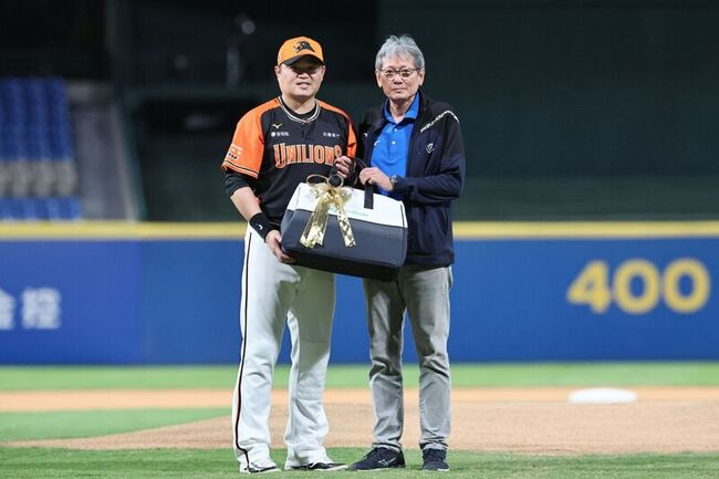 獅隊球星胡金龍將引退　前東家悍將送高爾夫球袋 | 華視新聞