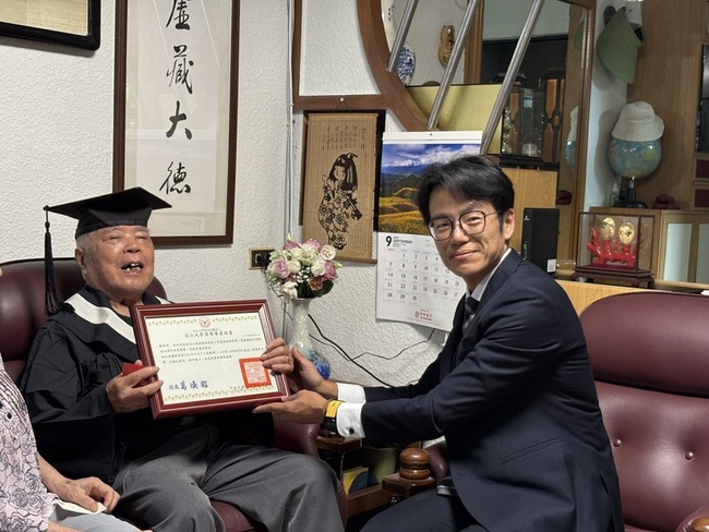 68年等待落幕　白恐受難者趙清淵獲遲來的畢業證書 | 華視新聞