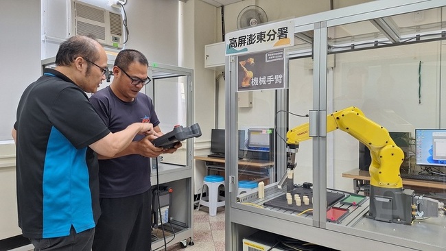 助民眾就業智慧工廠  高分署開課培養關鍵技能 | 華視新聞