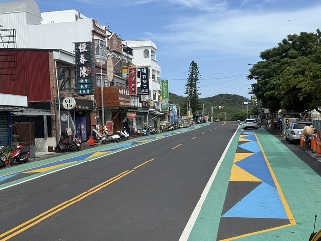 墾丁大街人行空間完工　幾何圖形區供日間限時臨停 | 華視新聞