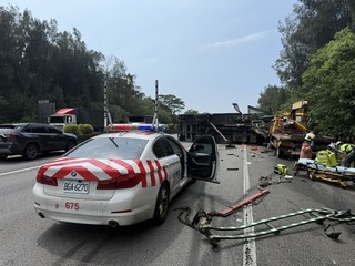 國3大貨車與拖吊車碰撞後翻覆　1傷1命危