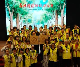 森林療癒師成新斜槓職業  民眾山林中學紓壓