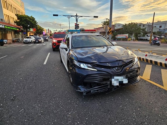 花蓮巡邏警車與機車碰撞　女騎士傷重送醫 | 華視新聞