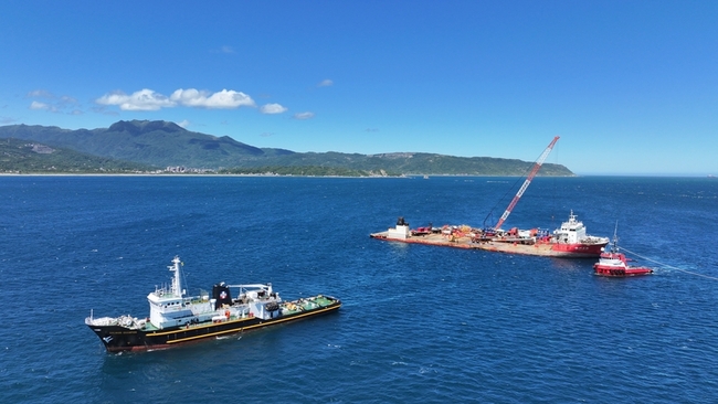 中國籍貨輪擱淺野柳岬321天　船體拖往韓國拆解 | 華視新聞