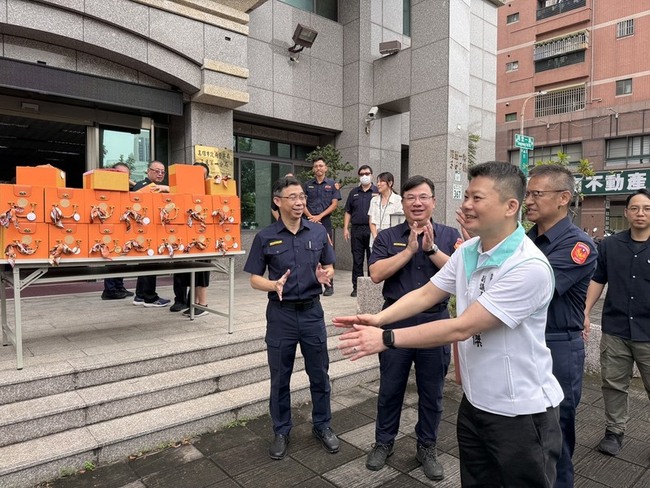 中秋節將近  高市副議長贈月餅感謝基層員警辛勞 | 華視新聞