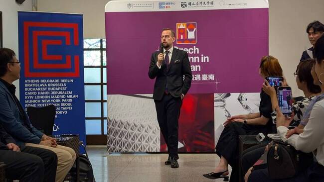 秋日台南為舞台　玻璃工藝、童書插畫展捷克文化 | 華視新聞