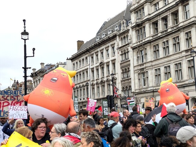 倫敦反川遊行  前工黨黨魁現身演說、對首相施壓 | 華視新聞