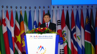 北京香山論壇  新加坡防長：小國承受不起選邊站