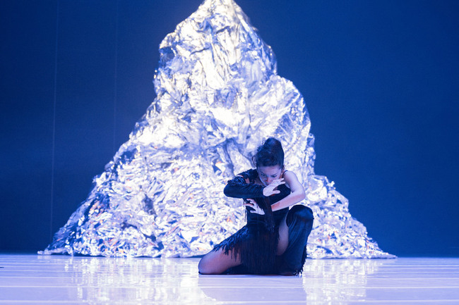 印尼行為藝術家麥拉蒂「斷片」 探索混亂與秩序 | 華視新聞