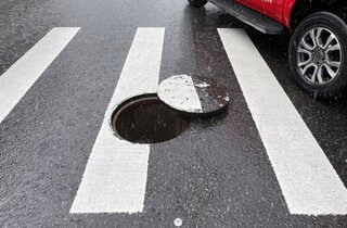 嘉義市下午時雨量近百毫米　水溝蓋遭水壓沖開